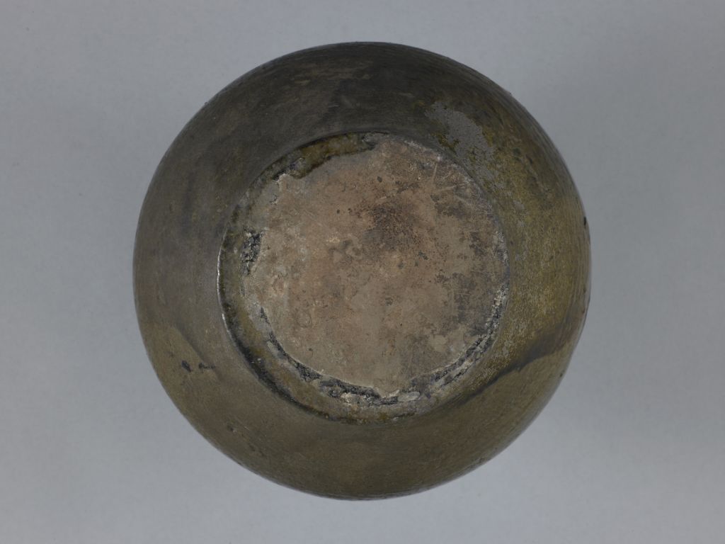 绿釉凸花狩猎纹陶壶底部